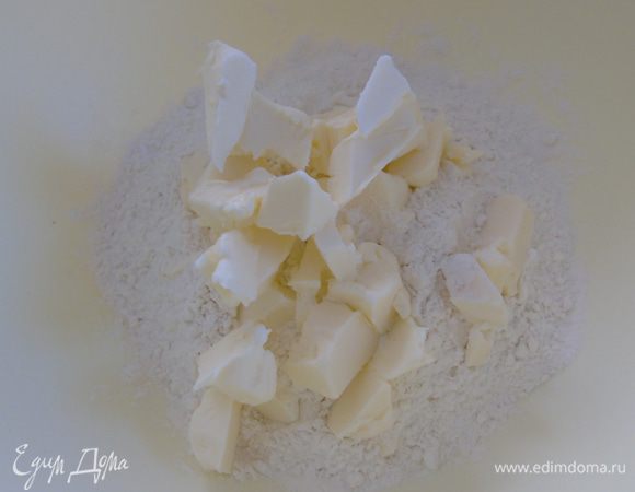 Вначале приготовим тесто: муку смешиваем с солью, добавляем холодное масло ,нарезанное кусочками.