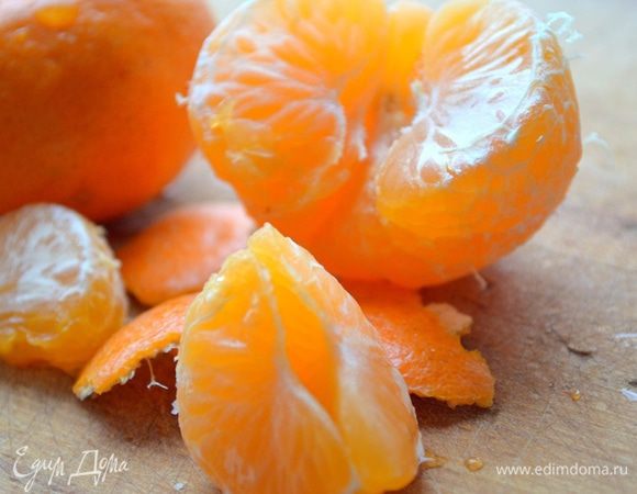 Мандарины моем и снимаем с них кожуру.

