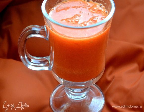 Выдавливаем в соковыжималке сок из моркови и мандаринов.
Добавляем в коктейль минеральную воду, на кончике ножа кладем имбирь и корицу.