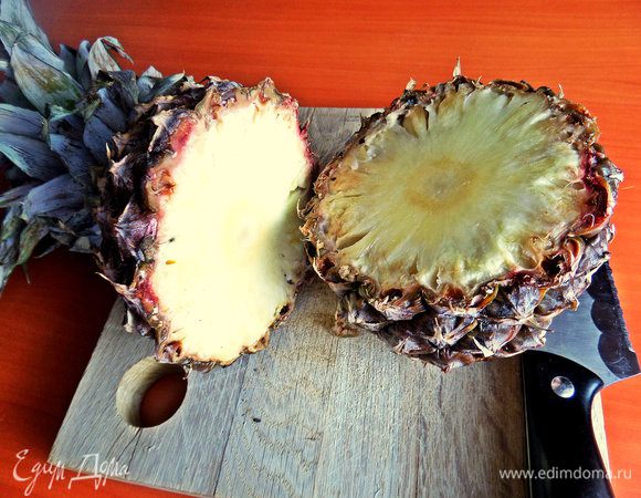 Ананас разрезаем и очищаем. Вес указала в очищенном виде.