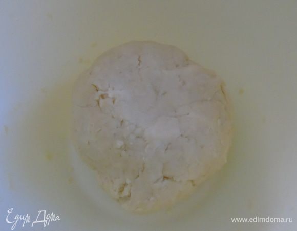 Добавить в мучную смесь и замесить тесто. Завернуть в пленку и отправить в холодильник на 30-60 минут.