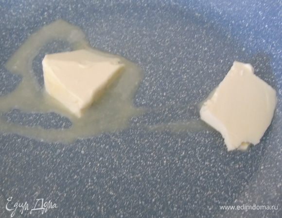 На сковороде растопить сливочное масло.