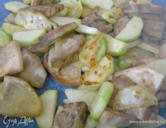 Обжарить очищенные и нарезанные кусочками кабачки и баклажан.