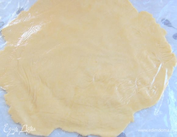 Достать тесто, раскатать, я для удобства раскатываю между двумя кусками пленки. 