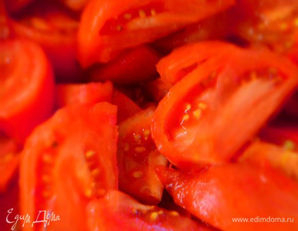 Помидоры порезать на 2-4 части, в зависимости от величины помидор. Пробить погружным блендером в однородную массу.