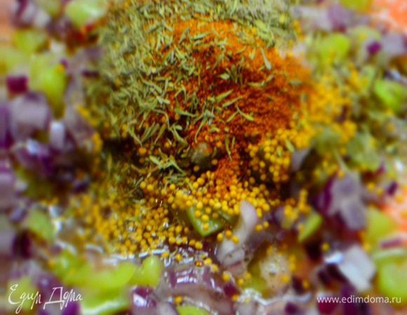 В глубокую кастрюлю вылить измельченные томаты, обжаренный перец с луком,соль с горкой, сахар, специи. Варить на среднем огне 30 минут. Крышкой не закрывать! 