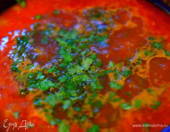 Добавить эссенцию и варить еще 10 минут. За 5 минут до готовности добавить измельченную петрушку.