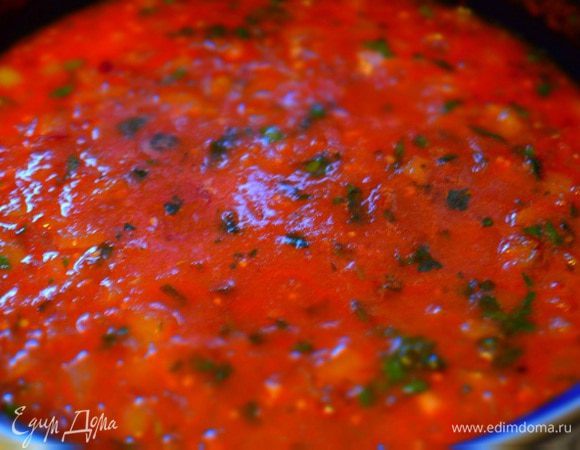 Готовый соус разложить по чистым банкам и закрыть плотно крышкой.Хранить в темном месте. Я храню в холодильнике.