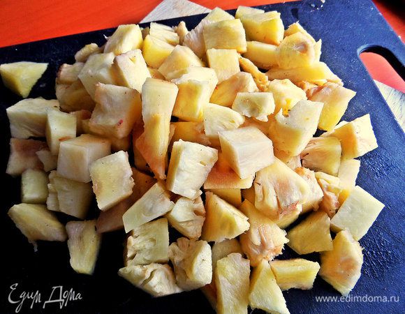 Делим ананасовое филе на кусочки.