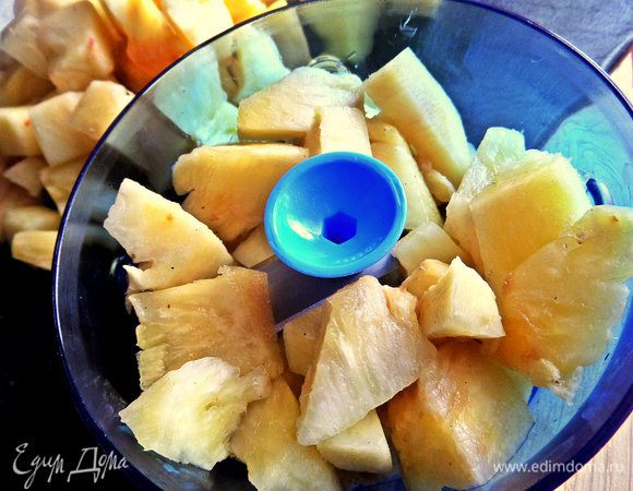 Работает он так: закрываешь плотно крышкой и обеими руками крутишь взад-вперёд крышку и основу, пока не измельчит продукт.