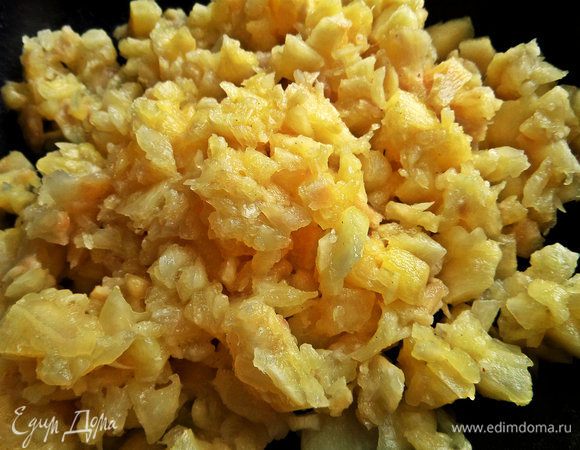 Высыпаем всю мякоть в антипригарную сковороду. Тушим до выпаривания жидкости.