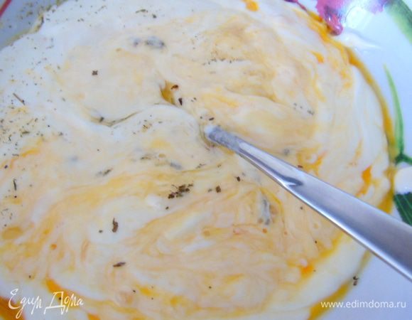 Для заливки смешайте сметану, яйца, пряности, соль, перец. 