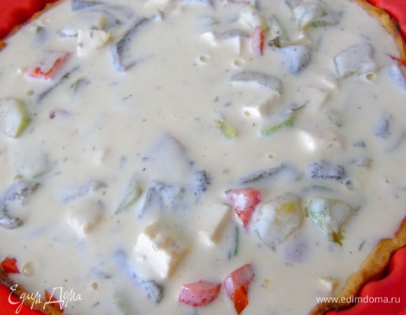 Залейте пирог и отправьте обратно в духовку на 25-30 минут до золотистости краев теста. У меня, как обычно, очень золотистые края.