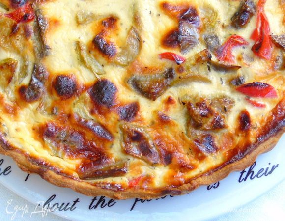 Пирог немного остудите и подавайте. Он хорош как в теплом, так и в холодном виде.