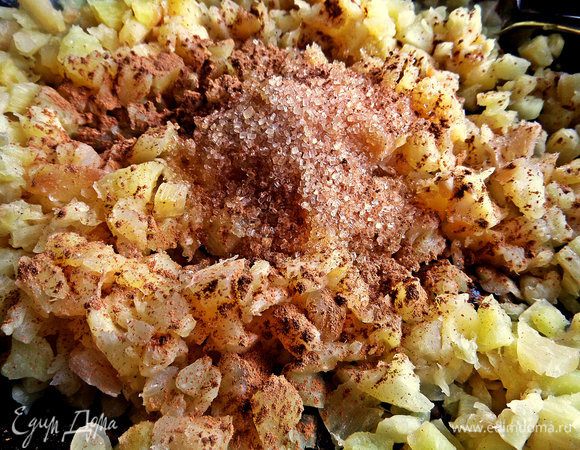 Посыпаем в процессе коричневым сахаром, ванилью и корицей. Постоянно перемешиваем и продолжаем тушить.