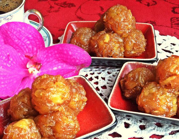 Катаем в руках немного липкой массы, придав форму конфет. У меня вышло 15 шариков.