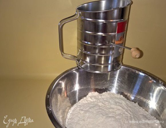 Просеиваем муку с разрыхлителем. 