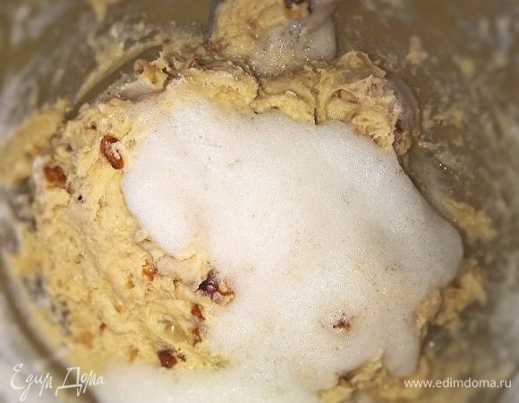 Постепенно всыпаем муку в сметано-желтковую массу и перемешиваем до однородности. Тесто получается достаточно густым и вязким. Затем аккуратно вводим взбитые белки. 