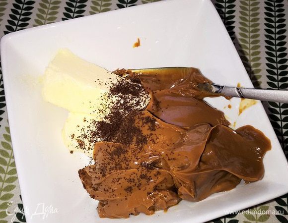 Для крема взбиваем размягчённое масло с вареной сгущенкой и ложечкой свежемолотого кофе.  Кофе рекомендую именно свежий, так наш десерт получится более ароматным. 