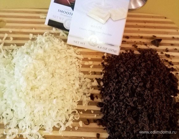 Натираем темный и белый шоколад на крупной терке. 2 чайные ложки горького шоколада смешиваем с оставшейся 1/3 грецких орехов. 