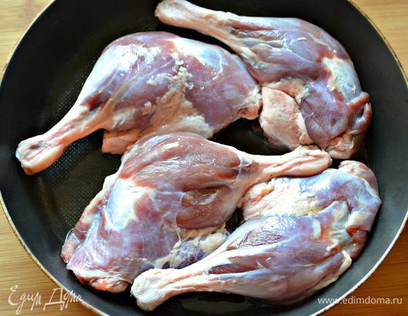 Подготовить, промыть утиные ножки. Обсушить бумажным полотенцем. Затем натрите ножки солью и чёрным молотым перцем. Обжарьте в сковороде на растительном масле с каждой стороны до румяной корочки.