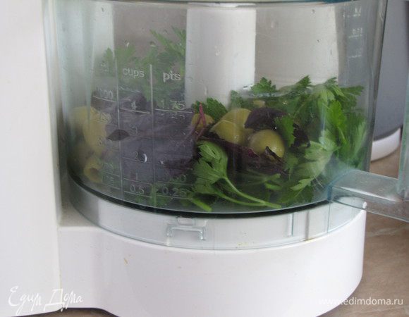 Пока тесто подходит приготовим топенаду. Смешать в чаше блендера оливки, большой пучок базилика и петрушки. Добавить оливковое масло и измельчить все до получения однородной кашицы.