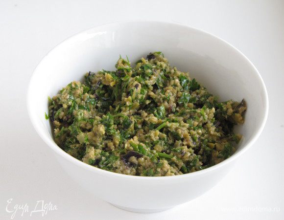 Готовую топенаду переложить в миску.