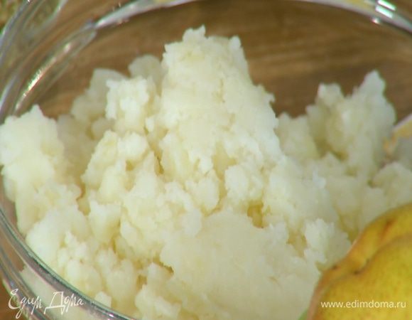 Картофель почистить, отварить и размять в пюре.