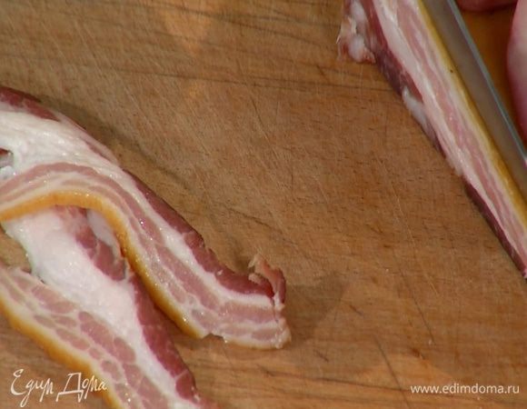 Грудинку нарезать тонкими полосками (должно получиться 4–5 кусочков).