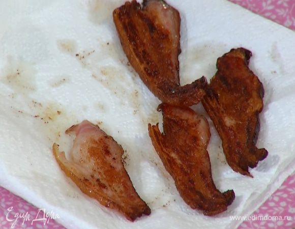 Разогреть в сковороде растительное масло и обжарить грудинку до золотистого цвета, затем выложить на бумажное полотенце, чтобы удалить излишки жира.