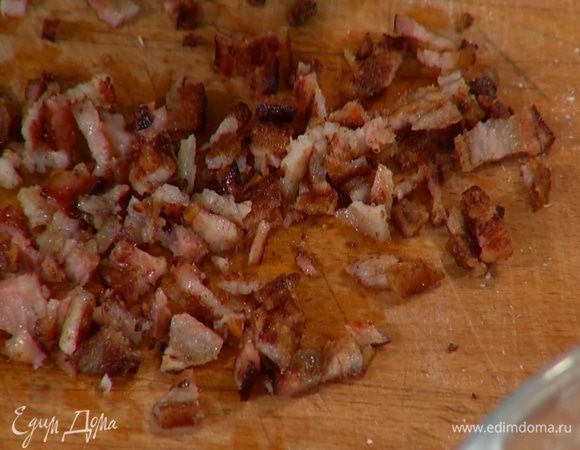 Остывшую обжаренную грудинку мелко порезать.
