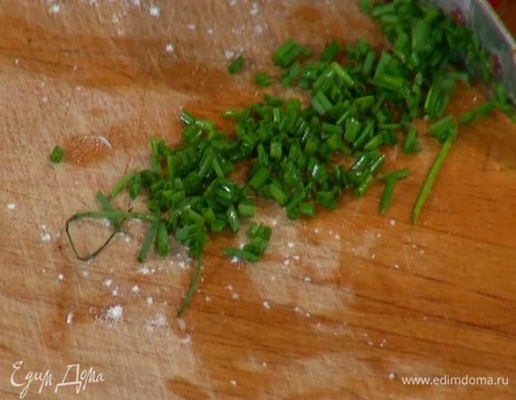Шнитт-лук мелко порубить.
