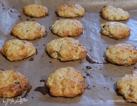 Выпекать печенье в разогретой духовке 7–8 минут.