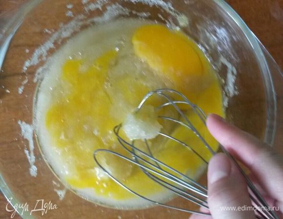 Яйца смешиваем с 200 гр сахара (остальной сахар будет использоваться позже) и взбиваем.