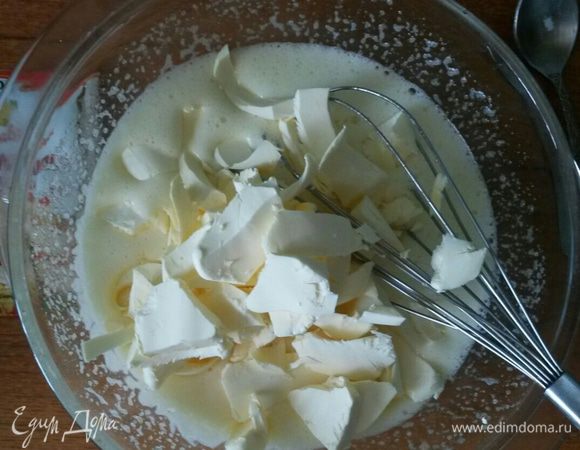 Затем добавляем молоко, разрыхрытель и маргарин. Тщательно вымешиваем все до однородной массы.