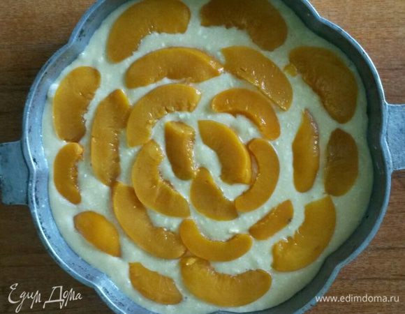 Персики выкладываем сверху. В данном случае они были крупные, поэтому я их порезала. Обычно выкладываю целиком.