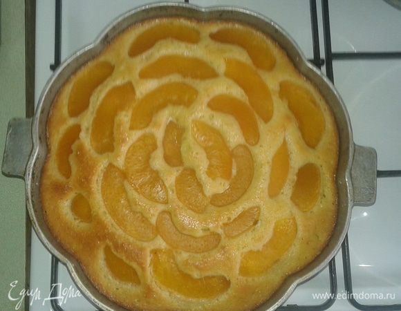 Ставим наш пирог в разогретую духовку. Выпекаем минут 40. Время ориентировочное, так как духовки бывают разные.