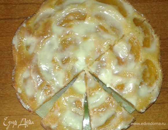 Смешиваем сметану и сахар и полученной смесью обмазываем сверху наш пирог прямо горячим. Даем ему пропитаться и остыть. И вуаля! Приятного чаепития!