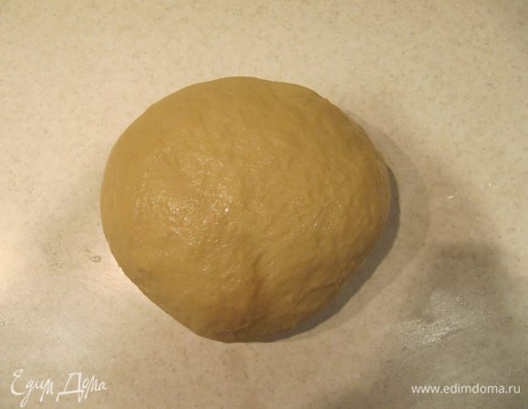 280 гр. муки соединить с дрожжами, сахаром и солью. Молоко подогреть до теплого состояния. Добавить молоко, сливочное масло и яйцо к муке. Перемешать ложкой до однородности. Постепенно добавлять оставшуюся муку и вымешивать тесто руками до гладкого однородного состояния около 5-10 минут.
P.S. На втором этапе добавления муки ее может понадобиться как больше, так и меньше, чем указано в рецепте. Ориентируйтесь по ситуации. Главное - тесто должно быть эластичным и не липнуть к рукам.