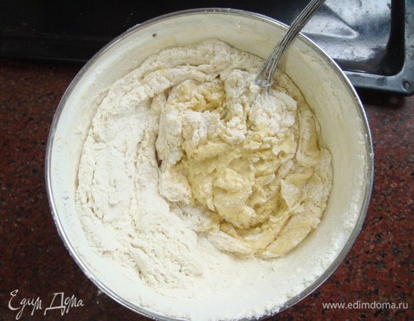 Поэтапно ввести просеянную муку с добавлением разрыхлителя и крахмала.