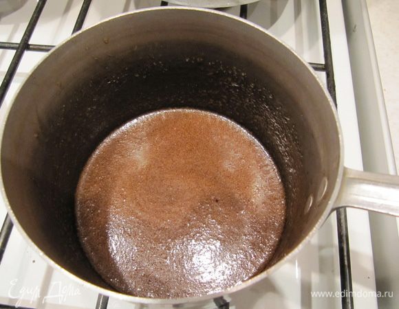 Пока тесто поднимается, приготовить карамельный соус.
Все ингредиенты, кроме персика, соединить в сотейнике и нагревать на среднем огне, постоянно помешивая, до полного растворения сахара.
Персик нарезать мелкими кубиками.