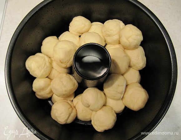 Шарики уложить в смазанную небольшим количеством растительного масла форму (у меня диаметром 25 см.).