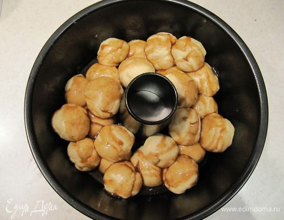 Сверху на шарики из теста вылить карамельный соус.