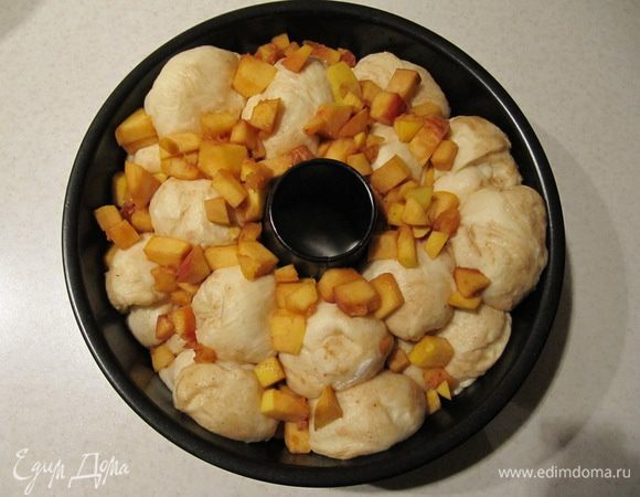 Тесто снова должно вдвое увеличиться в объеме. Снять пленку, накрыть форму фольгой (фольга не должна прилегать к тесту) и отправить в предварительно разогретую до 180C духовку на 30 минут. Затем фольгу снять и отправить в духовку еще на 20-40 минут. Окончательное время выпечки зависит от вашей духовки.