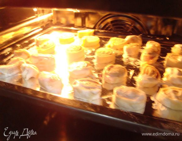 Выпекать в разогретой на 200С духовке, 20-40 минут до золотистой корочки.