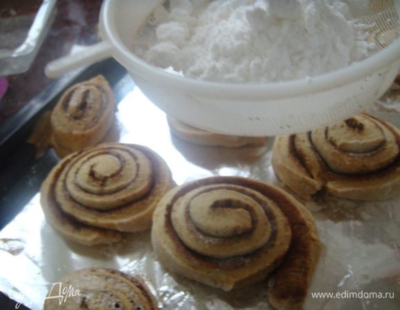 Готовые завитки присыпать щедро сахарной пудрой.