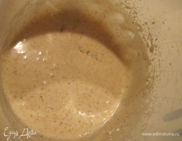 Приготовить глазурь.
Сливочное масло растапливать на среднем огне около 6 минут до светло-коричневого цвета. Затем взбить его венчиком или блендером с остальным ингредиентами до однородного состояния.