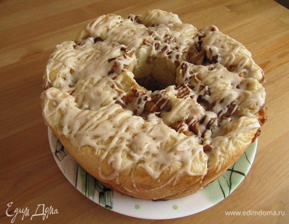 Полить готовый хлеб глазурью с помощью кондитерского мешка.