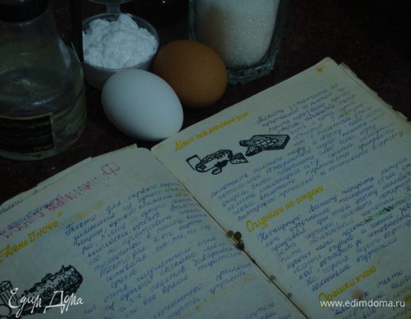 Рецепт из старой маминой тетради.

Замешать тесто из 2 яиц, 0,5 ст.сахара, 3 ст. муки, соды на кончике ст. л., гашенной уксусом, 250 гр мягкого растопленного маргарина.