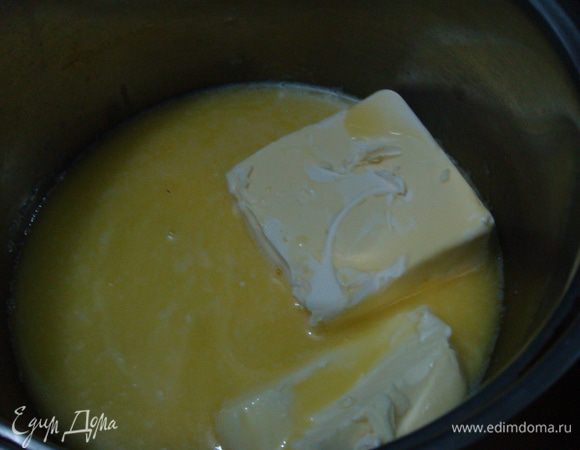 Яйца взбить с сахаром. Маргарин растопить на огне.
